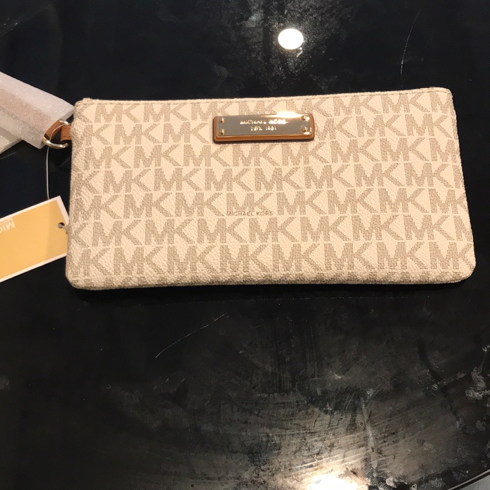 Michael Kors wristlet In cream